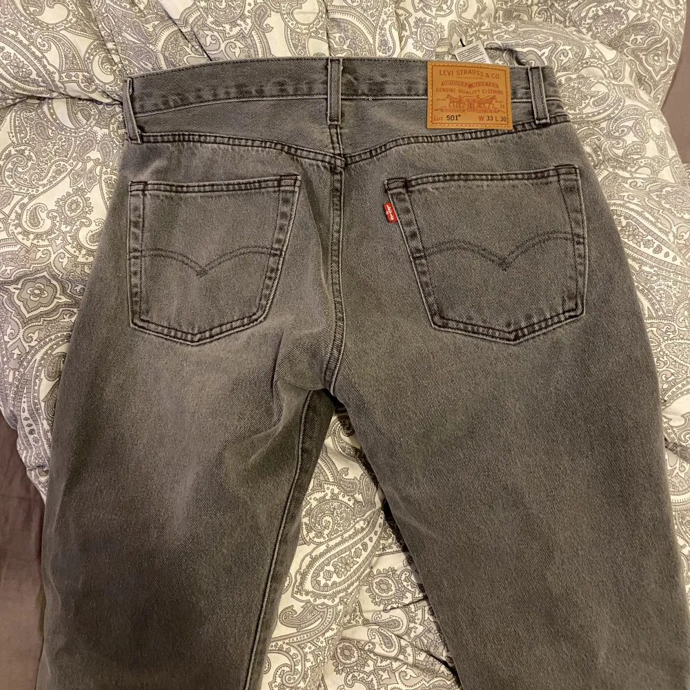 helt nya jeans, aldrig tvättade eller använda. min sambo köpte fel storlek. 1200kr nypris . Jeans & Byxor.