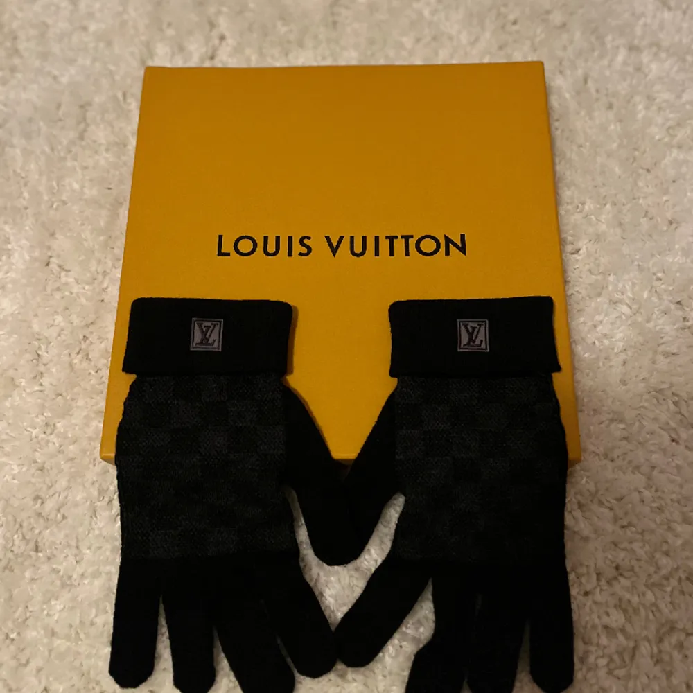 Hej! Säljer ett par vantar från märket Louis Vuitton som är i 10/10 skick (1:1 replika). De är helt nya och oanvända, bara provade. Det medföljer en box till vantarna som har blivit lite skadad. Priset kan diskuteras vid snabb affär💯. Accessoarer.