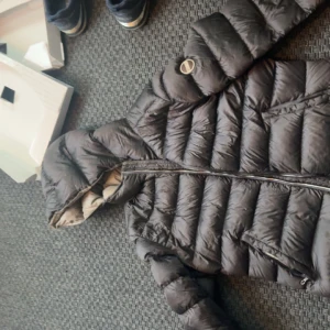 Colmar jacka - Säljer nu denna fina Colmar jacka, köpt för ca 1 månad sen av en annan plickare och var ej nöjd med förgen däför säljs den, färgen är lite mer grå i min mening. Har en lagning som ni kan se på bild 2 och ngt pyttelitet hål där ngn fjäder sticker ut.