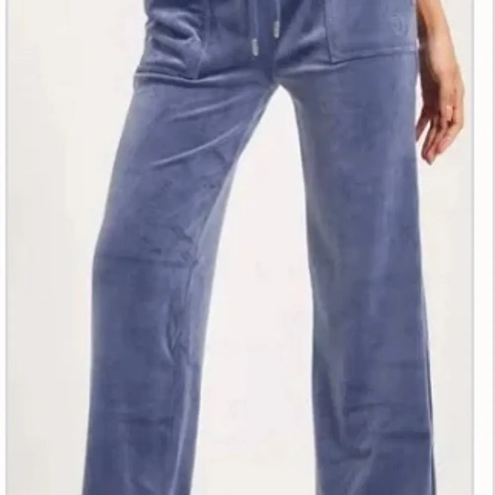 De är i xxs men passar bra som xs❤️köpte de från Plick så vet inte hur många gånger de är tvättade❤️. Jeans & Byxor.