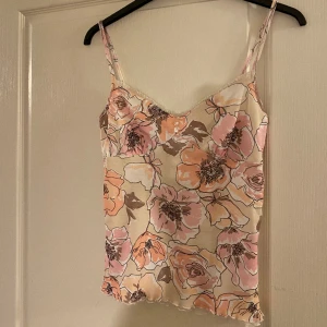 Linne - Blommigt linne med söta detaljer, okänt märke och storlek men skulle säga M. 