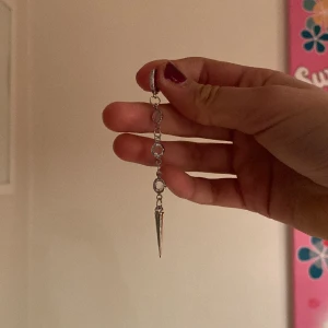 Jätte fint långt nit örhänge❤️ - Väldigt fint passar till skolan, jobb och fäst!❤️