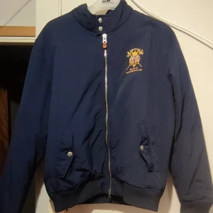 Morris lätt fodrad jacka  - Säljer en Morris jacka då den inte passar längre. Hittar inga skavanker, är sparsamt använd.   Nypris 2499:-   jackan två snedställda framfickor som stängs med knapp samt två innerfickor. En ståkrage som stängs med två tryckknappar, tvåvägsdragkedja. 