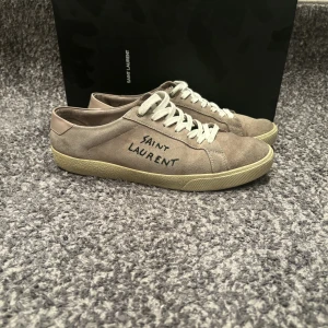 Saint Laurent skor  - Tjena! Säljer nu mina tvär feta skor från märket Saint Laurent. Skorna är i extremt bra skick utan defekter (9/10) och i färgen beige. Allt OG ingår vid köp! Hör av er vid minsta lilla fråga eller fundering! 