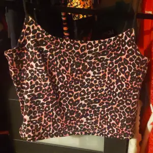 Cropped linne med rosa cheetah print
