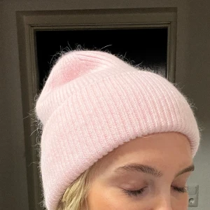Rosa mössa  - Superfin kasmir mössa, såklart inte använd. Endast provad på bilden. 