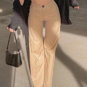 Kostymbyxor | Bershka - Säljer dessa jättefina beige wide leg kostymbyxor från Bershka, vilka just nu trendar på Tiktok. De är storlek 38/M. De är lite noppriga därför säljer jag för nedsatt pris.  Skriv privat för mer bilder och info