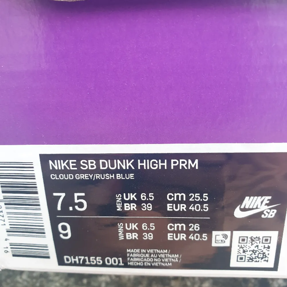 Oanvända Nikes SB Dunk High stl eur 40.5. Komplett med box och extra skosnören.. Skor.