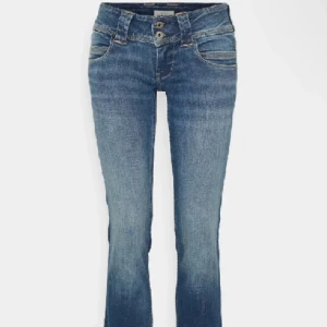 Pepe jeans Venus  - Säljer mina pepe jeans då jag vill köpa ett par andra, inga stora tecken på användning💓kontakta vid frågorrr❣️❣️