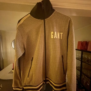 Gant Cardigan  - Riktigt snygg Gant Cardigan i storlek S. Näst intill oanvänd, 10/10! Köpte den för 2000, säljer den för enbart 1000! 