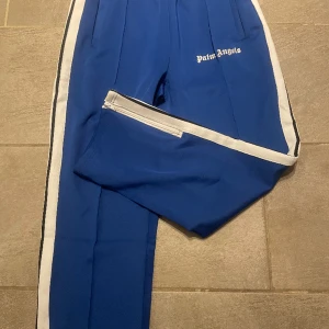 Palm angels byxor  - Använda ca 2 gånger för att dom är lite för stora för mig. STR: L hör av er om ni är intresserade (inga skador)