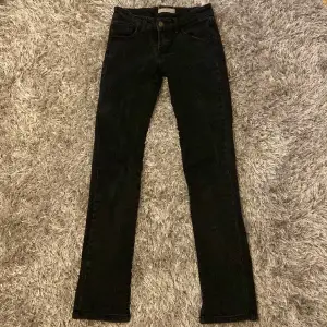 Svarta jeans med slits. Jag har klippt slits själv!!! ganska använda. Väldigt lågmidjade. Säljer för att de är för små! 