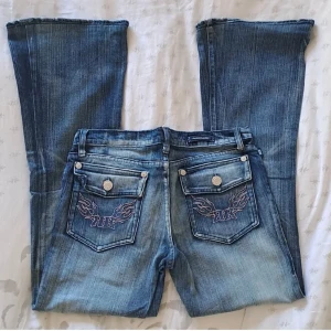 Rock & republic jeans - Säljer dessa rock & republic låg midjade jeans med ett fint broderi där bak. Den är i fint skick och köptes för ny för 1000 kr men säljer för 400.