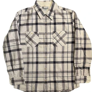 Visvim - Black Elk Flannel - 3L - Visvim Black Elk Flannel - 3/L,  PTP: 53 cm L: 75 cm  Made in Japan  About 10 years old, signs of wear, but still beautiful.  Amazing quality.   I would say it’s more Medium, i am 1.88 cm tall and it does not fit me. Regular build