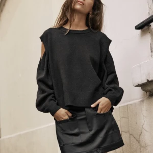 Zara tröja  - Super fin stickad tröja med öppningar på axlarna . Aldrig använd och nypris var 399❣️❣️