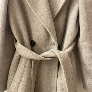 Stradivarius kappa - En tjock kappa med skärp och knapp. Jättefin skick använd en vinter. Inga defekter. 