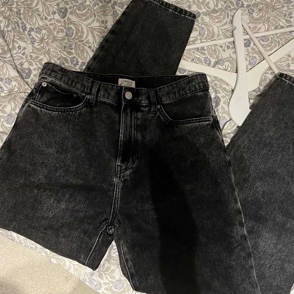 Grå spräckliga jeans från Lindex köpta för 399 kr i våras. Såå fina men kommer ej till användning 🖤 storlek 38 !!!. Jeans & Byxor.