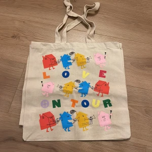 Love on tour tote - Säljer en love on tour tote då jag har dubbla, helt oanvänd och har inga fläckar eller skador :) 