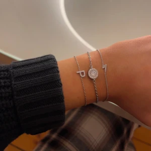 Edblad armband - 3 jätte fina silver armband ifrån Edblad! Säljer då de inte kommer till användning. Nypris - armband med p : 299, armband med diamant 349 och armband med blixt 249😊 100kr st eller alla 3 för 250