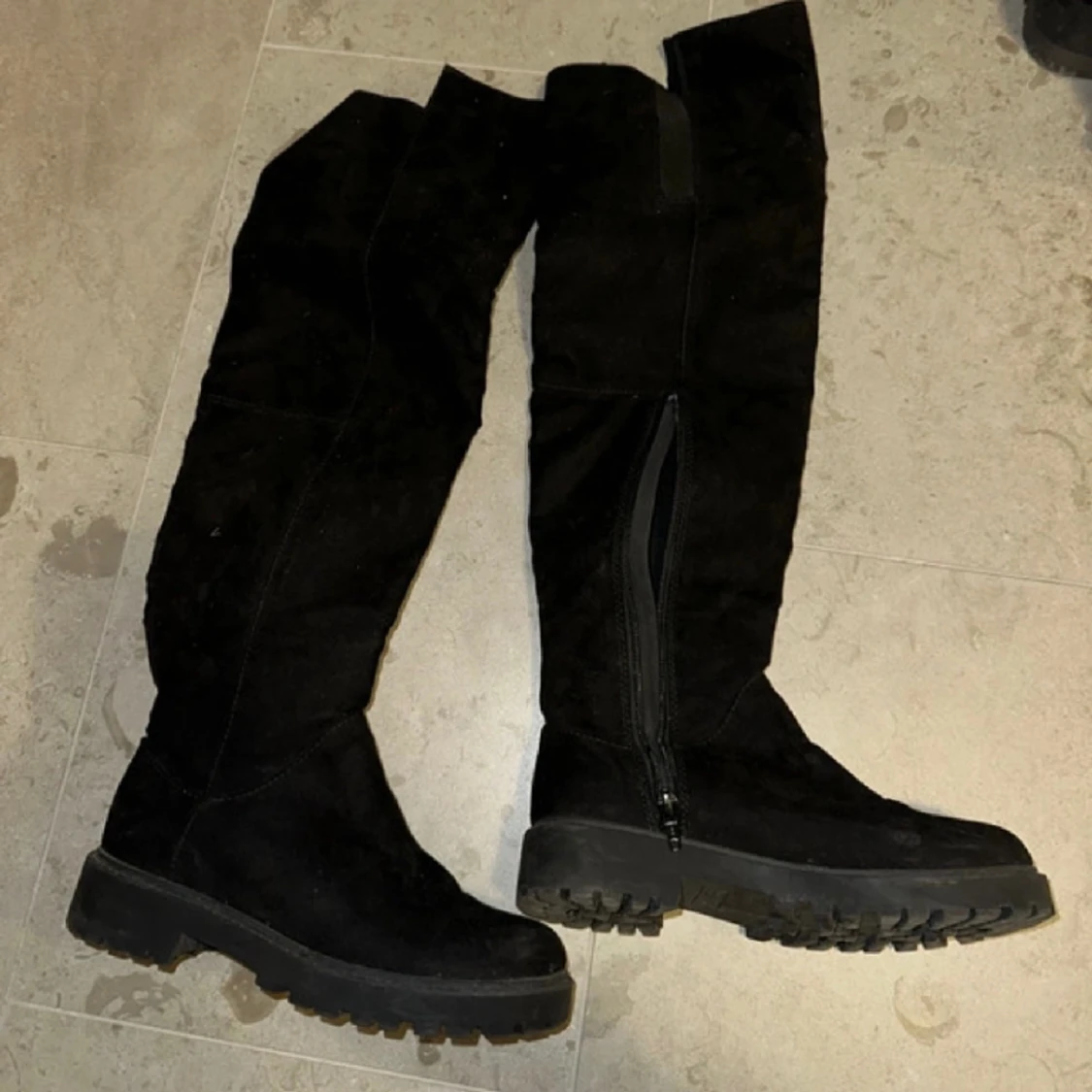 Knähöga stövlar