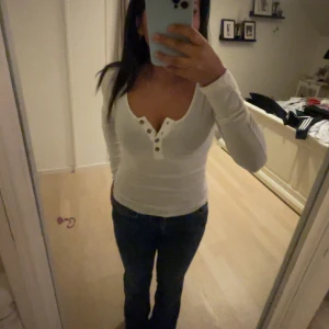 Tröja - Vit tröja som är väldigt stretchig. Den är ribbad med inga defekter. 