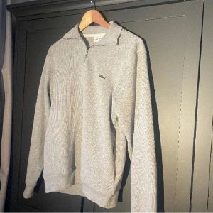 Lacoste halv zip tröja - Använd några få gånger, kostar 1300 ny, mitt pris: 600 inga defekter alls som ny