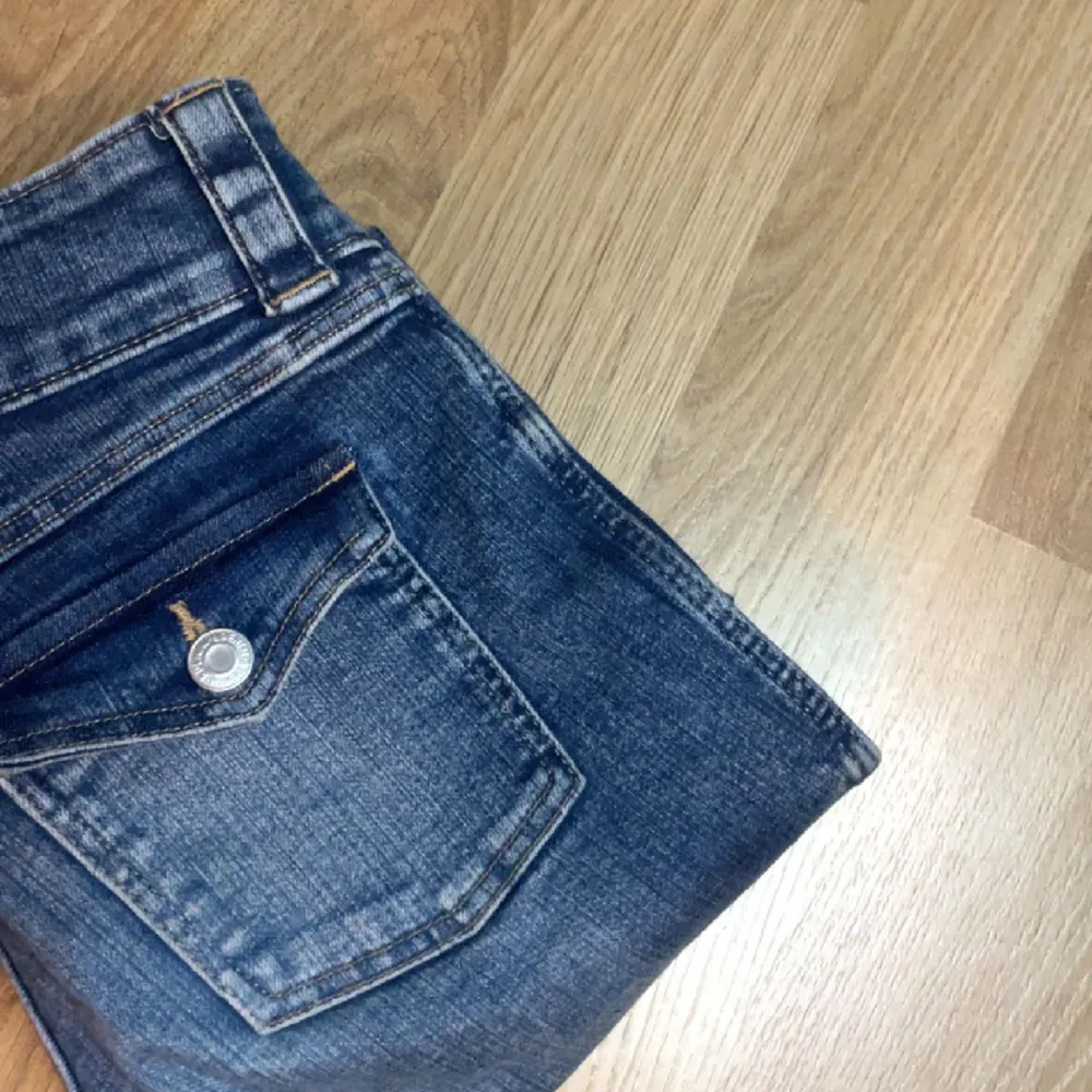 Jeans från H&M (slutsålda), bra skick och sälj på grund av ingen användning. Jeansen är mörkblåa och har fickor där bak. Skriv ifall du har några frågor elr vill ha bättre bilder!❣️. Jeans & Byxor.