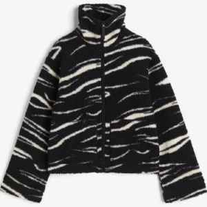 Hm Jacka - Funderar på att sälja min fina jacka/kofta från H&M! Skulle även kunna byta mot en beige i xs💓 Andvänd ett fåtal gånger men inga skador! Hör av er vid minsta intresse!