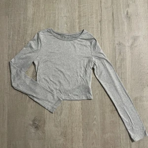 Grå topp - Säljer denna ljusgråa topp som aldrig är använd. Det är stl S men liten i storleken så skulle säga den är mer som en XS. 