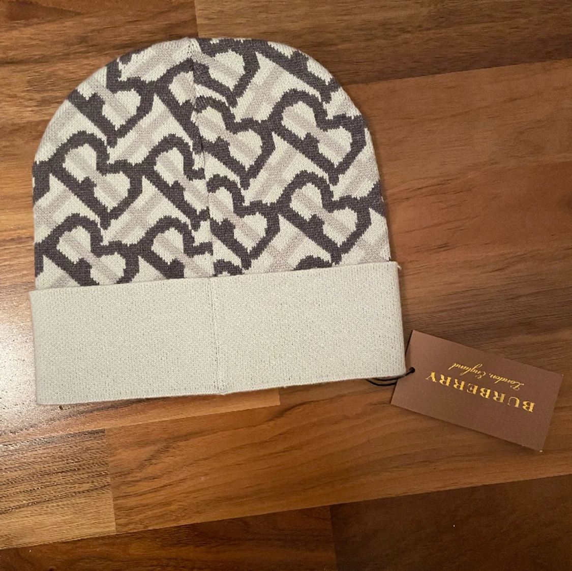 Burberry mössa - 90