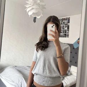 Tröja zara  - Säljer denna tröjan från zara, nästan aldoeg använd❤️