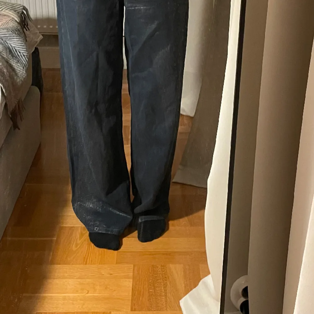 Snygga oanvända byxor ( utan prislapp). Materialet är lite glansigt. Jag är 174 cm lång. . Jeans & Byxor.