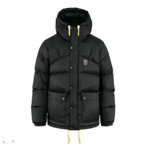 Fjällräven jacka - Säljer denna fjällräven jacka då den inte kommer till användning. Använd endast fåtal gånger så den är precis som ny. Inga defekter alls. 