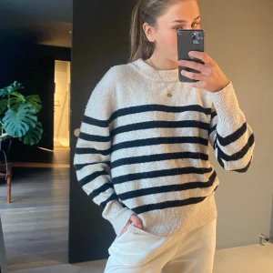 Stickad randig tröja - Tröjan är använd men i bra skick🤍🖤