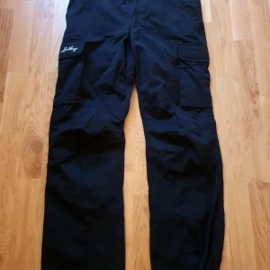 Lundhagsbyxor - Svarta Lundhags dambyxor i stl 38. Modellen heter Field ws pants.  Använda 2-3 gånger så de är i väldugt fint skick.