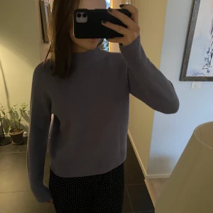 Stickad tröja - Säljer min blåa stickade tröja från uniqlo i storlek xxs, passar på mig som har s, men lite kort i ärmarna då💖