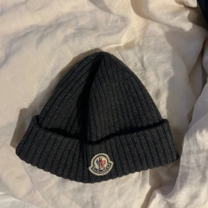 Moncler mössa - Äkta Moncler mössa köpt på NK