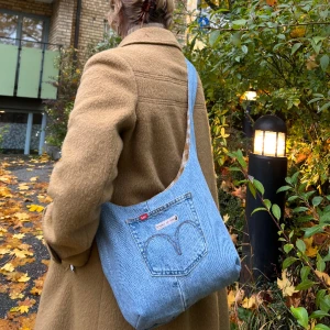 Hobo bag - Säljer dessa väskor! Är mer aktiv på min instagram @stinaskrypin så släng iväg ett meddelande där❤️