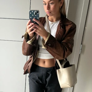 Handväska från gina - Väska från Gina, har både långt och kort band. Defekter syns på tredje bilden