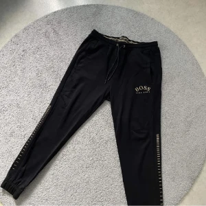 Hugo- Boss Tracksuit. - Den är använd men är i nyskick. Byxorna är i L och koftan i XL