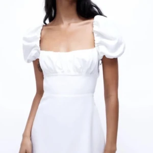 Vit klänning från zara  - Superfin klänning från zara, öppen rygg, storlek xs, använd två ggr, säljer för den inte passar🤍