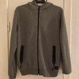 Säljer en zip Hoodie säljs för 49