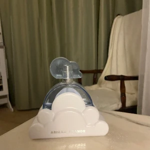 Cloud Ariana Grande 100ml 50% kvar - Underbar doft, flaskan är 100ml och skulle säga att det är ca 50% kvar så ungefär 50 ml (se bild 2)
