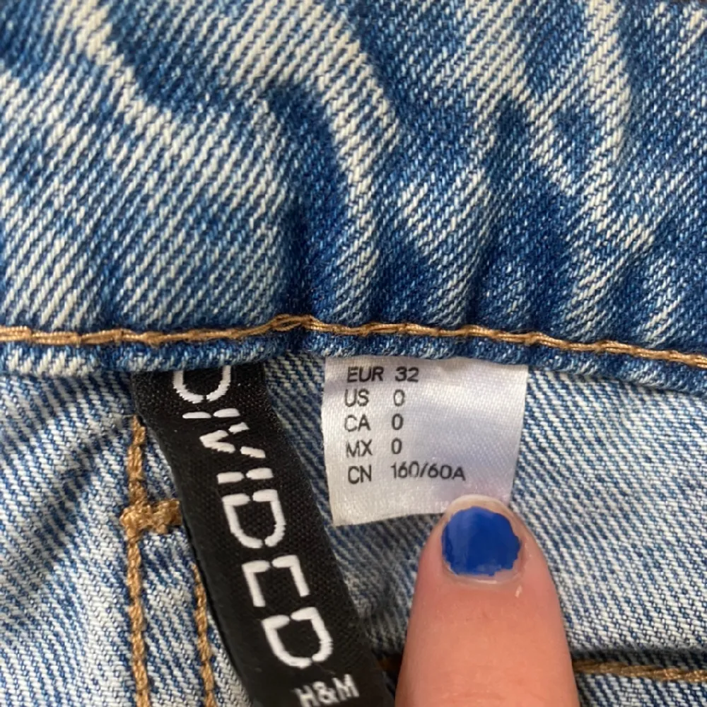 Säljer mina midwaist jeans från H&M då dom tyvärr är försmå. Inga synliga defekter. Original pris 300kr. Jeans & Byxor.