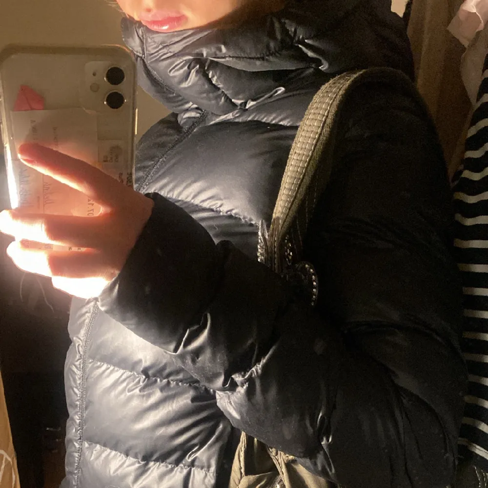 En adidas pufferjacket i nästan nyskick! Endast använd i någon månad. Skrv för fler bilder🍒💋. Jackor.