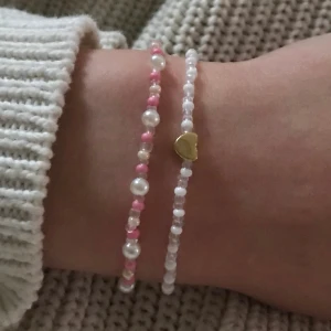 Pärlarmband rosa💗 - Handgjort pärlarmband på stretchig tråd med seedbeads och akrylpärlor. Hjärtat finns även i silverfärgat☺️Välj längd själv! 1 för 25, 2 för 35💗