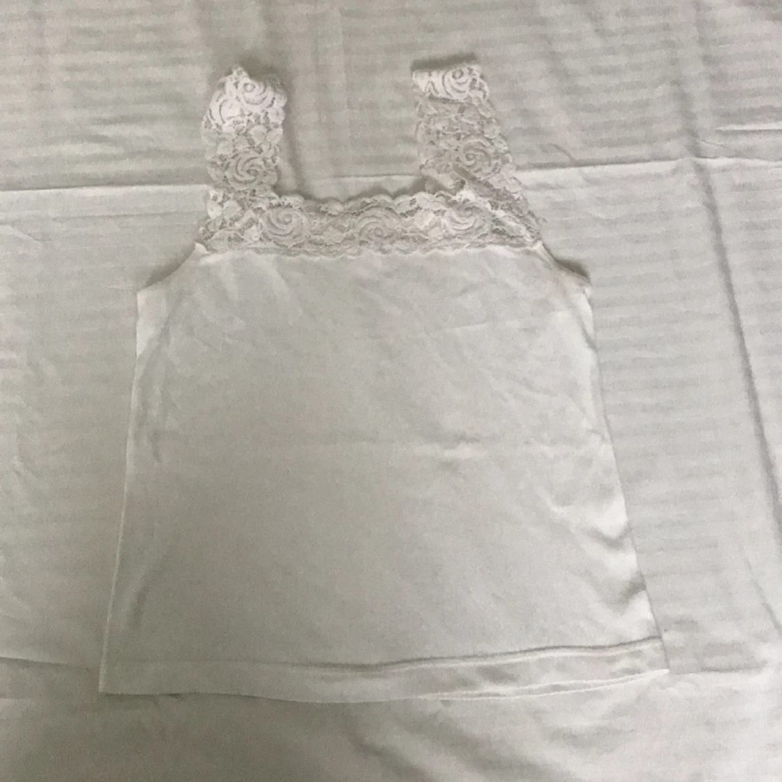 Vitt Linne med rosor 