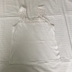 Vitt Linne med rosor  - Vitt linne med rosor  Skick: Mycket bra  Material: Bombull Mönster: Rosor   Detalj: broderde rosor på på ärmarna  Finns det frågor är det bara att skriva! 💕💕 