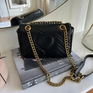 Säljer min otroligt fina väska i Gucci imitation som jag köpt för nypris 2500 kr 