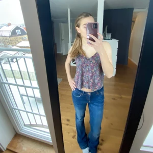 Blommigt linne  - Jätte gulligt blommigt linne som är så fin till sommaren. Den är köpt i USA och märket är Pins and needles, storlek S. 
